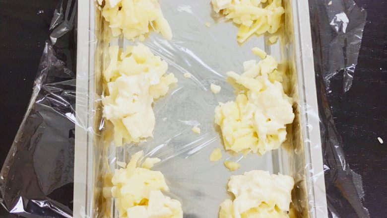 💛卡门培尔奶酪香肠面包💛,切卡门培尔奶酪切成小块、跟比萨奶酪分成8个