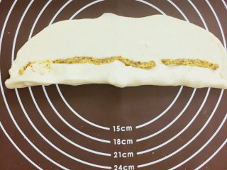 💛卡门培尔奶酪香肠面包💛,将面团紧紧地卷起来、边涂上芥末粒