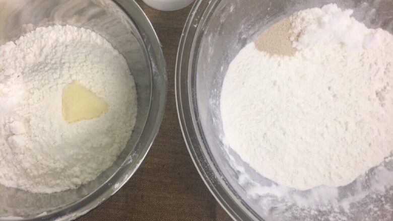 💛卡门培尔奶酪香肠面包💛,将A的材料称量在面包盆中
将B的材料称量在另一个面包盆中