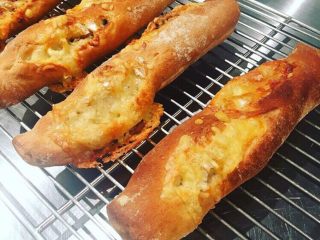 💛卡门培尔奶酪香肠面包💛,入烤箱烘烤。（220℃烤10分钟）
烘烤完成后，放在散热架上降温。温度合适时即可享用啦
