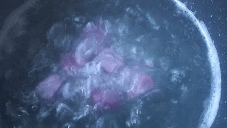 芋圆甜汤,接着下紫色芋圆，一起煮的话，互相之间会染色的不漂亮了，也是一样煮熟后捞出沥干水分，浸泡在冷开水里