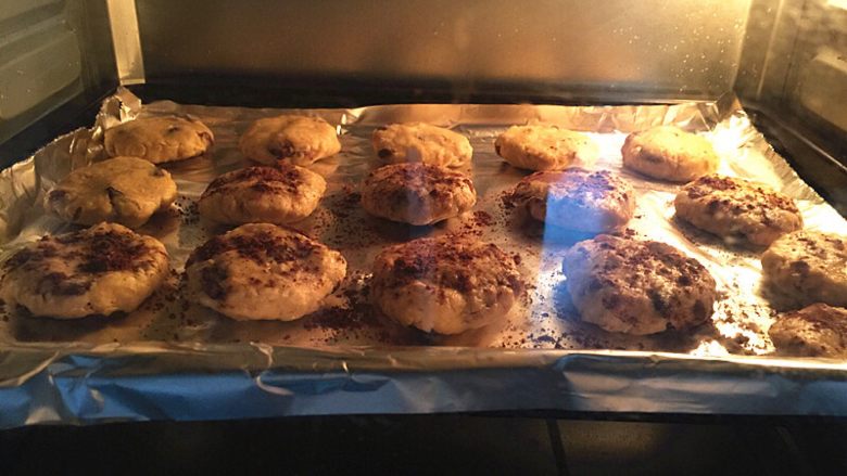 红提燕麦小饼干,烤箱预热，放中层，150度烤15~18分钟即可。