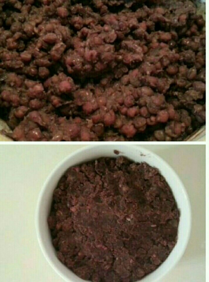 紫薯红豆饼,红豆、薏米放在锅里加适量的水和白沙糖将其大火煮20分钟。

