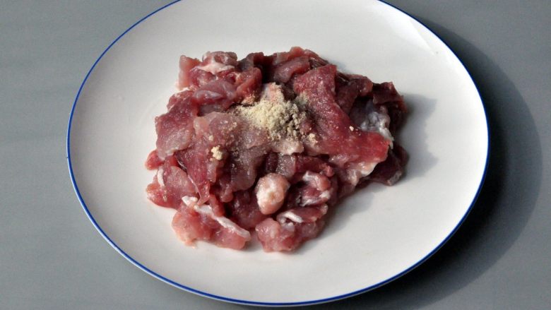 水煮肉片,猪肉加少许调味盐抓匀，腌制20分钟。