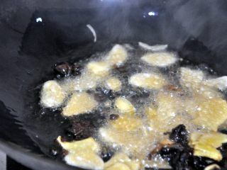 水煮肉片,锅洗净，倒油烧至7成熟，放入花椒、姜、蒜、八角、山奈。