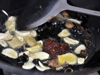 水煮肉片,放入郫县豆瓣酱，炒出香味。