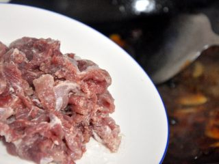 水煮肉片,待水煮开后，用筷子夹着肉片，一片一片放下去。