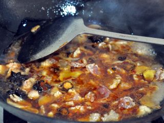 水煮肉片, 用筷子划开，煮熟后即关火。