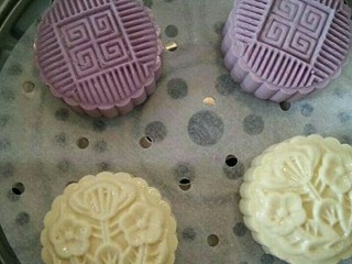 紫薯红豆饼,将其放至月饼模具里，模具刷少许的油防止粘油纸。