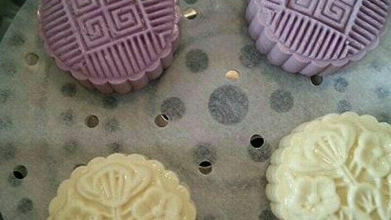 紫薯红豆饼,将其放至月饼模具里，模具刷少许的油防止粘油纸。