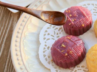 紫薯红豆饼,在月饼模具里刷少许植物油防止粘连，然后放入月饼模具做出形状即可。