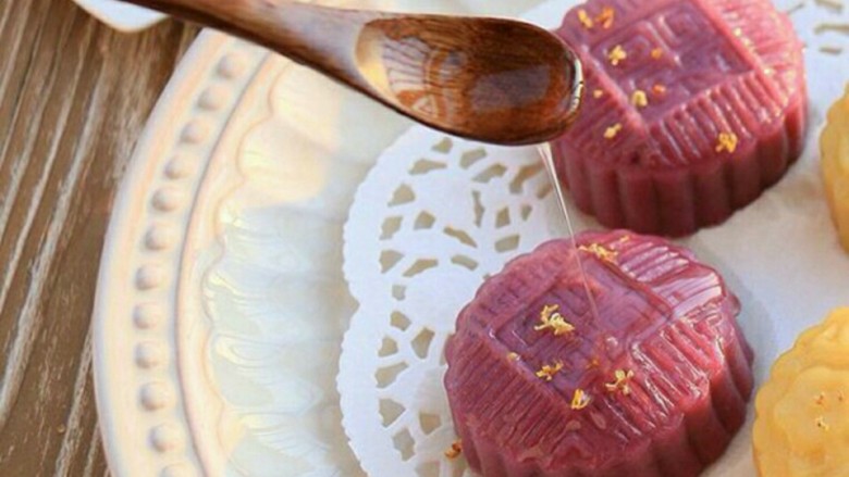 紫薯红豆饼,在月饼模具里刷少许植物油防止粘连，然后放入月饼模具做出形状即可。