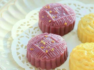 紫薯红豆饼,锅中放水锅蒸5-10分钟即可，吃时可放些桂花糖来增加不同口感。