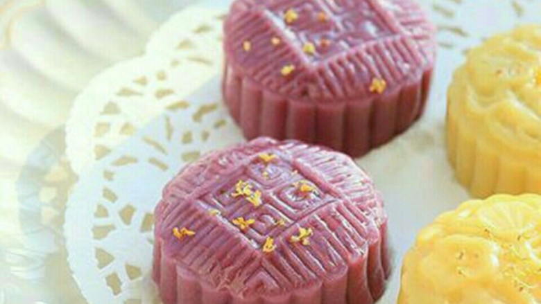 紫薯红豆饼,锅中放水锅蒸5-10分钟即可，吃时可放些桂花糖来增加不同口感。