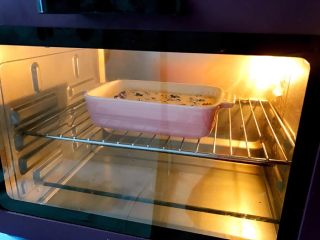 美滋滋的香甜烤盘，吃再多也不怕胖,烤箱提前5分钟预热，180度上下火烤25分钟。