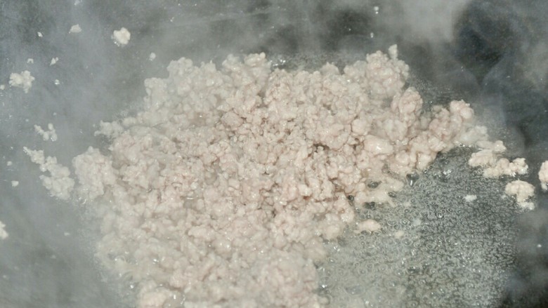 雪里蕻炒肉末,锅中油热后放入肉末炒熟盛出备用。