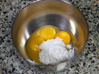 舌尖上的芒果浮云卷,将蛋黄和20克的糖粉混合，搅拌均匀