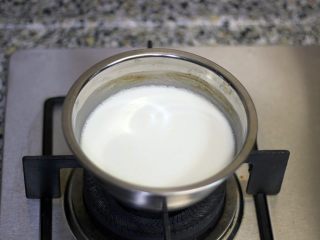 舌尖上的芒果浮云卷,淡奶油+牛奶煮沸