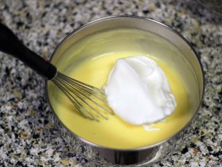 舌尖上的芒果浮云卷,将蛋白霜与之前的蛋黄糊切拌均匀