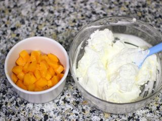 舌尖上的芒果浮云卷, 淡奶油+糖粉打发，芒果切块