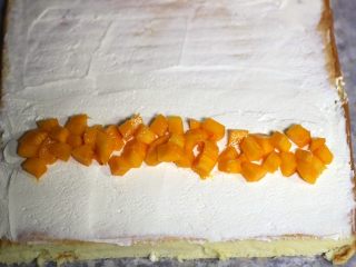 舌尖上的芒果浮云卷, 烤好的蛋糕坯冷却后抹淡奶油，放入芒果丁