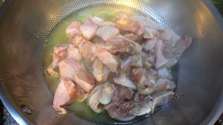 贵州辣子鸡,下鸡肉开炒，迅速搅拌，尽量不要让鸡接触锅底太久，鸡皮易粘锅底。