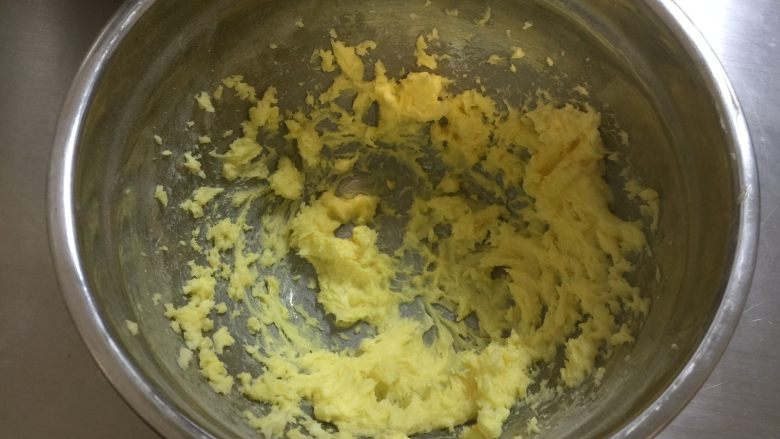甜甜圈饼干,软化的黄油加入糖粉和盐打至蓬松。