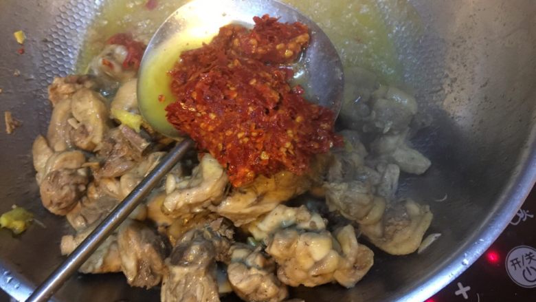 贵州辣子鸡,翻炒几下后，将鸡肉拨到一边，加入粑粑辣椒到滚油中炒散炒香。