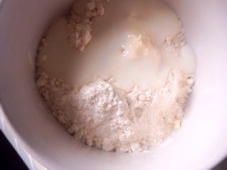 酸奶燕麦辫子面包,把面粉过筛，混合泡打粉，酵母粉，奶粉，倒入酸奶搅拌