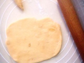 酸奶燕麦辫子面包,每个面团擀成面皮