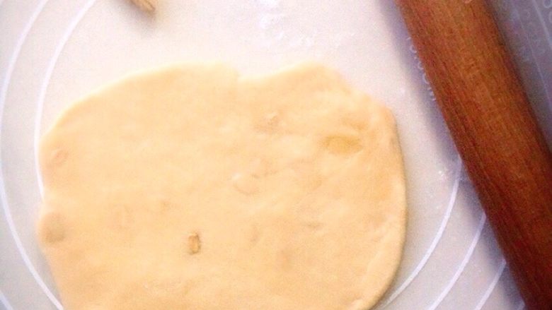 酸奶燕麦辫子面包,每个面团擀成面皮