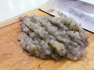 宝宝辅食：虾仁时蔬小馄饨-13M+,将虾肉用刀剁成泥，尽量剁碎，这样肉质也更加有弹性。