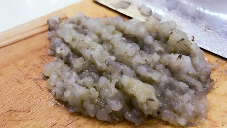 宝宝辅食：虾仁时蔬小馄饨-13M+,将虾肉用刀剁成泥，尽量剁碎，这样肉质也更加有弹性。