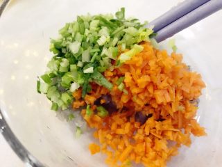 宝宝辅食：虾仁时蔬小馄饨-13M+,加入提前切碎的芹菜和胡萝卜碎。
》芹菜没有很好消化，所以小芽加的并不多。