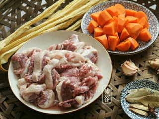 电饭煲版腐竹焖鸭,准备好材料，鸭肉和胡萝卜切好。