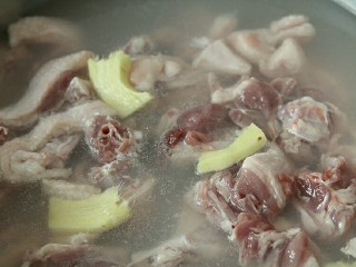 电饭煲版腐竹焖鸭,放入鸭肉姜片，沸腾后再煮1.2分钟。