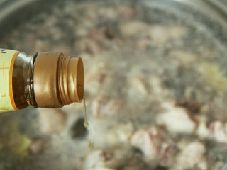 电饭煲版腐竹焖鸭,鸭肉比较腥，倒1勺料酒可以去腥。