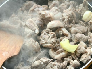 电饭煲版腐竹焖鸭,倒进沥干水的鸭肉，炒至金黄。