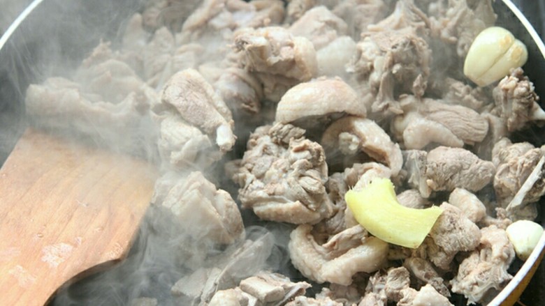电饭煲版腐竹焖鸭,倒进沥干水的鸭肉，炒至金黄。