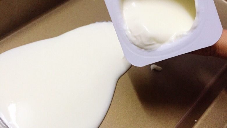 超简单炒酸奶,把酸奶倒进模具中，没有烤盘也可以用饭盒，便当盒顶替来用。