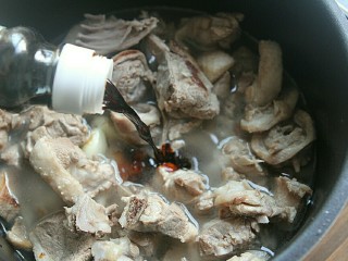 电饭煲版腐竹焖鸭,
炒好的鸭肉倒入电饭锅内，倒入水，没过鸭肉就行，倒入酱油，老抽，料酒，