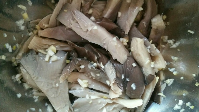 家常炸鲜蘑,拌匀，腌制10分钟左右，中间搅拌几次，均匀入味。