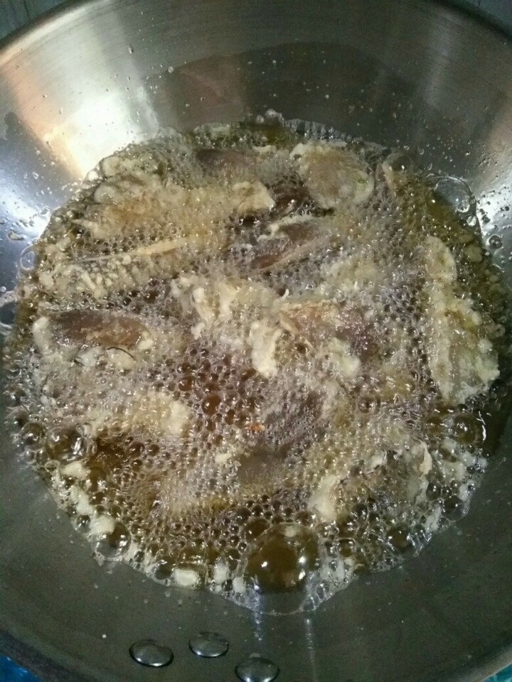 家常炸鲜蘑,油六成热时，放入鲜蘑，炸至定型时捞出。
油八成热时，再炸一次，半分钟左右捞出。
也可以炸一次。