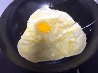 鸡蛋卷饼,面皮擀好后，开小火，锅里刷油，锅热后放入面皮，过一会儿翻面，敲一个鸡蛋，用筷子把鸡蛋打散拨开，然后鸡蛋面朝下，等蛋凝固，来回翻面，至面皮熟了。