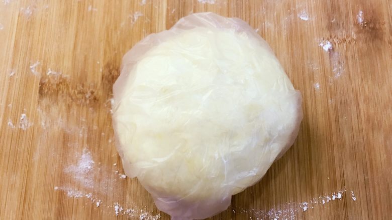 宝宝辅食：老妈牌薄麦饼-24M+,将面团放入保鲜袋中，放在一边醒发半小时左右。