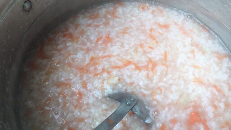 胡萝卜鳕鱼粥,熬制一会，加入食盐，根据个人口味加