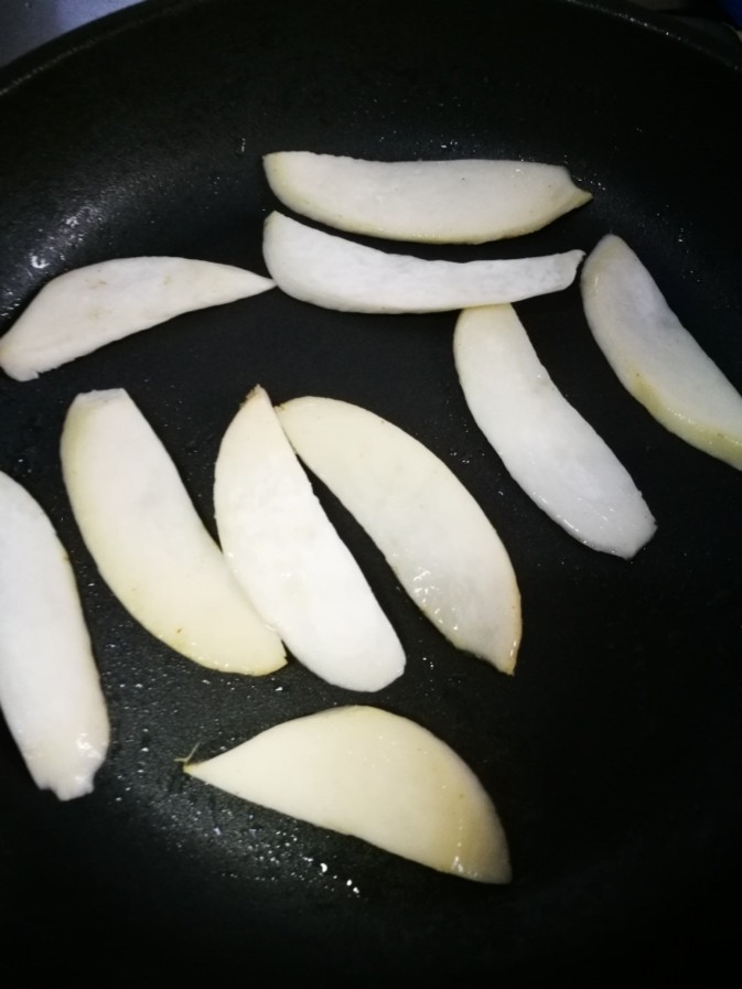 干锅南美对虾,切片后的杏鲍菇用炸土豆的余油两面煎一下。