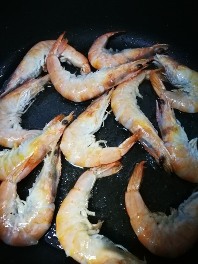 干锅南美对虾,油锅热后，下白虾煎炸两面变红后捞出。