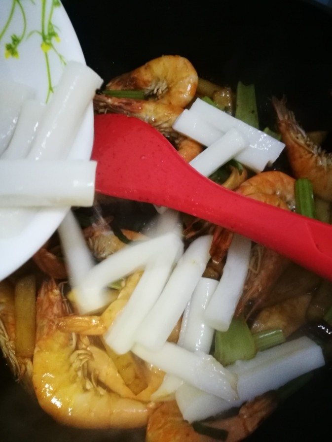 干锅南美对虾,翻炒后最后加入年糕条。