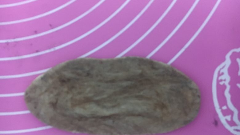 豹纹吐司,取过可可面团，擀成椭圆形